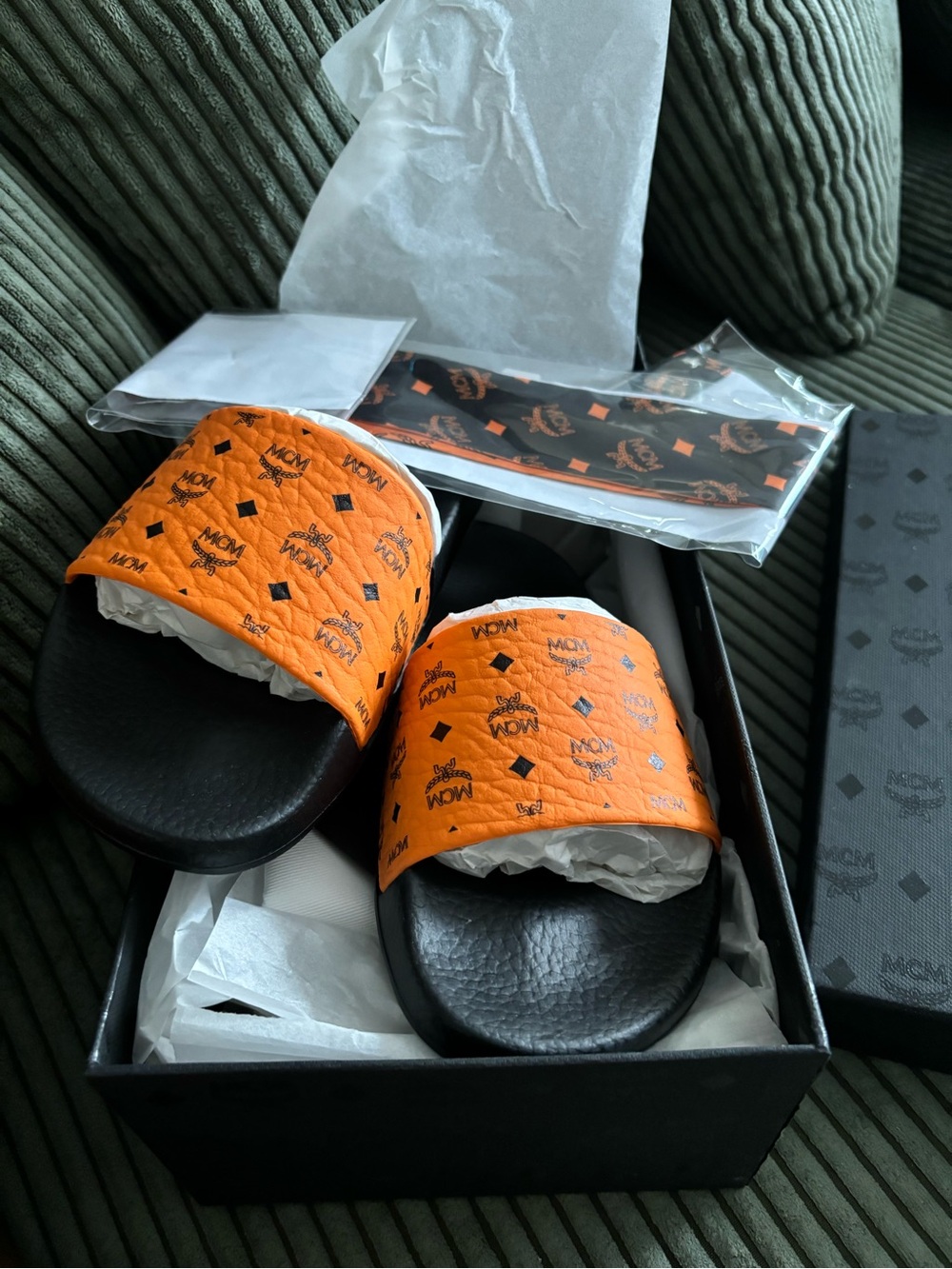MCM slides w/ twilly